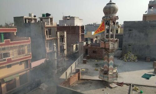 दिल्ली हिंसा : अशोक नगर में मस्जिद में आग लगाई गई, मीनार पर हनुमान का झंडा लगाया दिल्ली हिंसा : अशोक नगर में मस्जिद में आग लगाई गई, मीनार पर हनुमान का झंडा लगाया