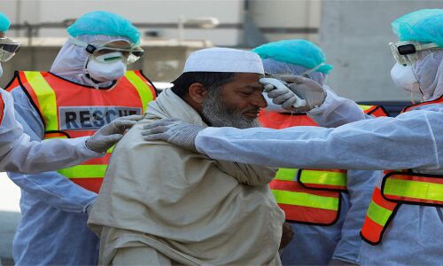 PAK में कोरोना के खिलाफ जंग में उतरे हिंदू और सिख समाज के लोग, गरीबों की कर रहे सेवा