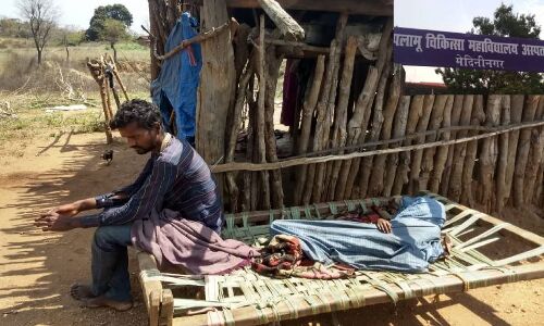 झारखंड के पलामू मेडिकल कॉलेज के डॉक्टरों की संवेदनहीनता का दंश झेलते आदिवासी, गंभीर रोगी अस्पताल से लौट रहे घर