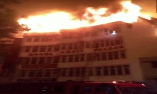 दिल्ली के अ​र्पित होटल में लगी आग, अब तक 17 लोगों की मौत
