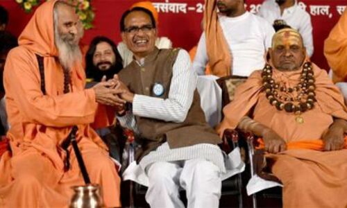 शंकराचार्य बोले विकास कार्यों में हुए घोटाले की न खुले पोल इसलिए भाजपा ने बाबाओं को बनाया मंत्री