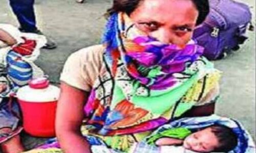 मध्यप्रदेश : 160 किलोमीटर पैदल चलने के बाद मजदूर की पत्नी ने सड़क किनारे दिया बच्चे को जन्म