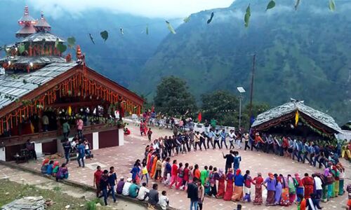 आओ हम सब लाल बुरांश को कुमकुम अर्पित करें : शिखरों के लोक में बसंत