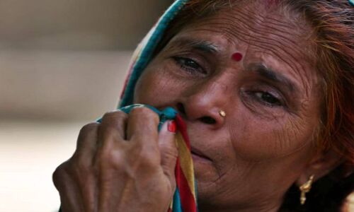 समाजवादी पार्टी ने उन्नाव रेप पीड़िता और वकील को दी 16 लाख की मदद