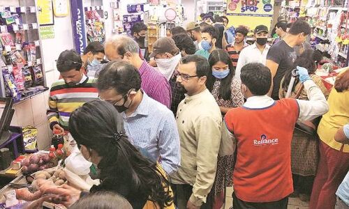 यूपी में 15 जिले सील होने की खबर आते ही लोगों में मची अफरातफरी, बाजारों में उमड़ी भारी भीड़