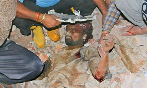 कार की टक्कर से गिर गई 4 मंजिला होटल की इमारत, एक दर्जन लोगों की मौत कार की टक्कर से गिर गई 4 मंजिला होटल की इमारत, एक दर्जन लोगों की मौत