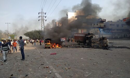 अभी-अभी: दिल्ली के मौजपुर में CAA को लेकर दो गुटों में पथराव, लड़के ने तमंचे से की 8 राउंड फायरिंग, माहौल तनावपूर्ण