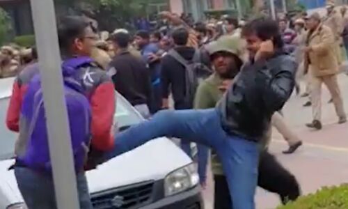 दिल्ली यूनिवर्सिटी में जामिया के समर्थन में प्रदर्शन कर रहे छात्र-छात्राओं को ABVP के कार्यकर्ताओं ने पुलिस की लाठियों से पीटा