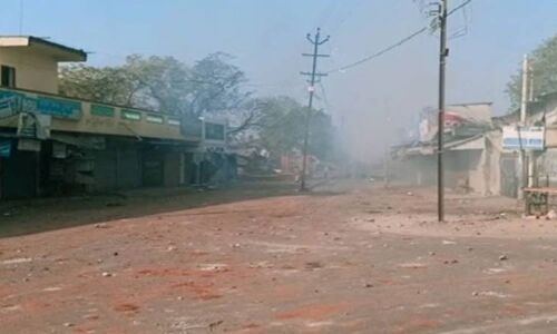 गुजरात के खंभात में भड़की हिंसा में 13 जख्मी, दर्जनों दुकानों-मकानों-वाहनों को दंगाइयों ने झोंका आग में