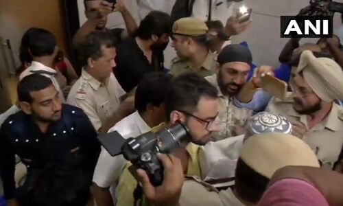 छात्र नेता उमर खालिद पर चलाई दिल्ली के कांस्टीट्यूशन क्लब में गोली