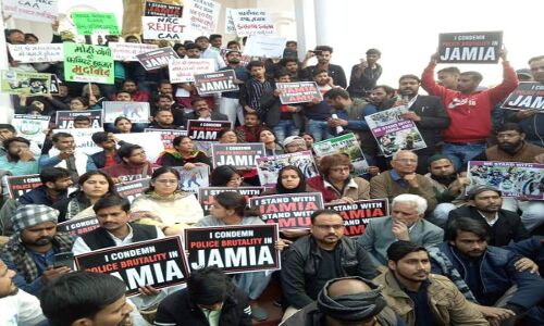 जामिया, एएमयू, नदवा और इंटिगरल यूनिवर्सिटी में हुई पुलिसिया हिंसा के खिलाफ राजधानी लखनऊ में प्रदर्शन