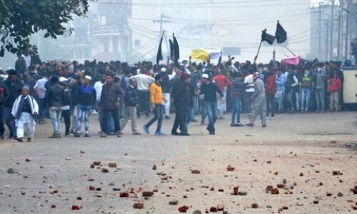 अलीगढ़ में CAA के विरोध में बैठी महिलाओं को हटाने पर हिंसा, पुलिस ने किया लाठीचार्ज, छोड़े आंसू गैस अलीगढ़ में CAA के विरोध में बैठी महिलाओं को हटाने पर हिंसा, पुलिस ने किया लाठीचार्ज, छोड़े आंसू गैस