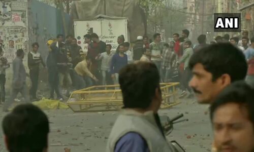 बड़ी खबर LIVE: CAA को लेकर दिल्ली के मौजपुर में BJP नेता कपिल मिश्रा और CAA समर्थकों के बीच टकराव, पथराव के बाद पुलिस ने छोड़े आंसू गैस के गोले