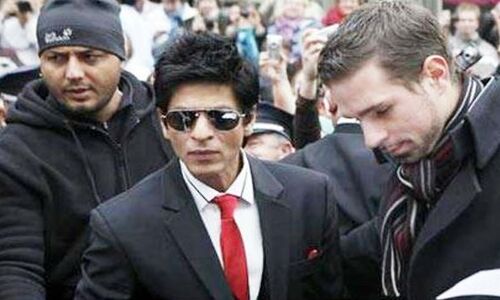 शाहरूख खान जाते ही क्यों हैं, जब अमेरिका हर बार उतरवा लेता है उनकी पैंट