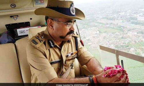 यूपी के अधिकारियों ने कांवड़ियों पर बरसाए 14 लाख के फूल