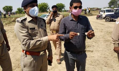 मिर्जापुर के खेत में मिले चांदी के सिक्के को लेकर हुआ विवाद,अब पुलिस करेगी फैसला मिर्जापुर के खेत में मिले चांदी के सिक्के को लेकर हुआ विवाद,अब पुलिस करेगी फैसला