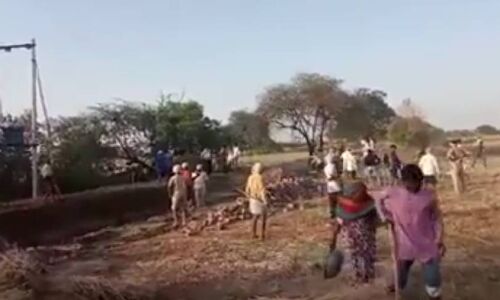 यूपी के इटावा में मनरेगा मजदूरों ने धांधली का किया विरोध तो गुंडों गोली चलाकर मचाया तांडव