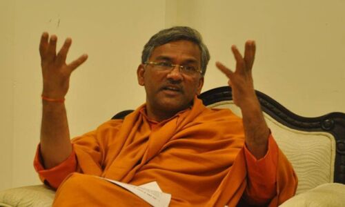 भाजपा अध्यक्ष के बाद अब उत्तराखण्ड के मुख्यमंत्री बोले गाय की मालिश करने से दूर होती है सांस की बीमारी