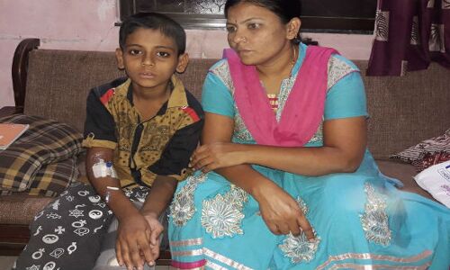 आधार के लिए छात्र को इतना पीटा कि अभिभावक पहुंच गए थाने