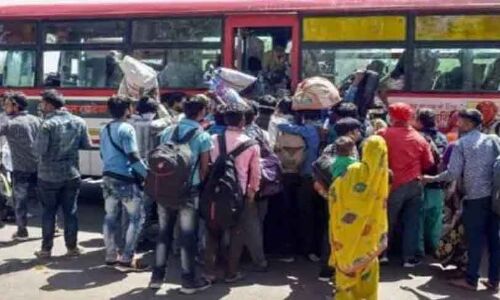 भूखे-प्यासे अपने घर लौट रहे मजदूरों पर भड़के योगी के मंत्री, कहा- मौत का सौदागर