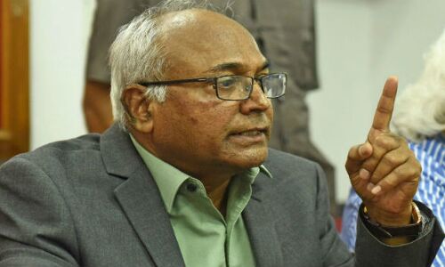 दलित लेखक कांचा इलैया से सार्वजनिक मंचों पर जाने का अधिकार छीना