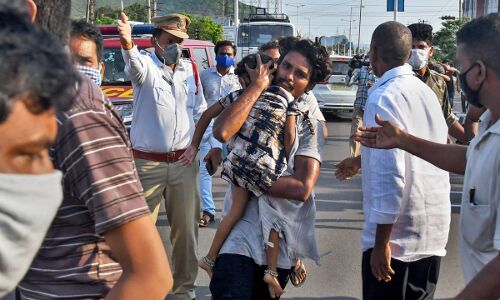 गैस लीक: विशाखापट्टनम की गलियों में दहशत में नजर आए लोग, 1984 भोपाल गैस त्रासदी की यादें हुईं ताजा