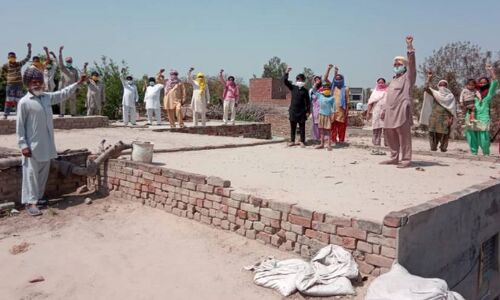 पंजाब में लॉकडाउन के कारण भूख से बिलबिलाते लोग छतों पर कर रहे प्रदर्शन पंजाब में लॉकडाउन के कारण भूख से बिलबिलाते लोग छतों पर कर रहे प्रदर्शन