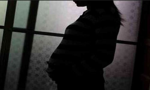 शर्मनाक : पति को गाड़ी में बंद कर किया 8 महीने की गर्भवती से गैंगरेप