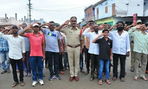 यहां रोज खास समय पर बजता है राष्ट्रगान और पूरा शहर एक साथ सावधान की मुद्रा में रहता है खड़ा यहां रोज खास समय पर बजता है राष्ट्रगान और पूरा शहर एक साथ सावधान की मुद्रा में रहता है खड़ा