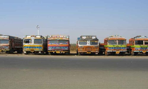 गेहूं से लदे ट्रक में वाराणसी से झारखंड जा रहे थे 15 मजदूर, बैरियर से टकराकर 2 की मौत