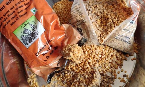 गुजरात सरकार की तरफ से दिए जा रहे अनाज और दाल में मिल रहे कंकड़ पत्थर, मचा हड़कंप