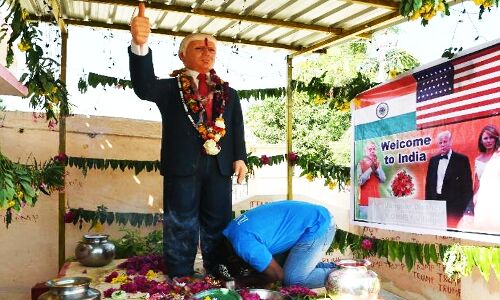 ट्रंप के स्वागत में जुटा भक्त कृष्णा, घर में उनकी प्रतिमा पर रोज करता है पूजा-पाठ