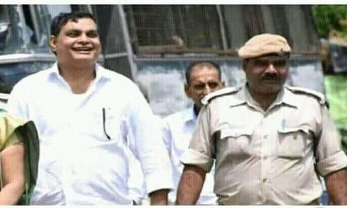 ठाकुर की ये हंसी गुमान की है और पता है कुछ न बिगड़ेगा