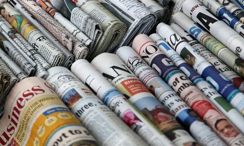 हिंदी अखबारों के मध्यकालीन बर्बरता और अंग्रेजी अखबारों के आधुनिकता के पक्ष में खड़े होने के मायने क्या हैं ?