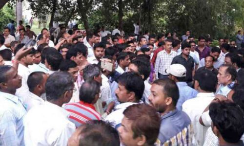 बिड़ला की कंपनी  के खिलाफ 12 सौ मजदूर हड़ताल पर