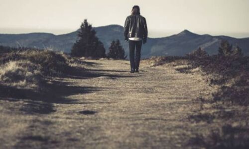 न लौट सकने वाली दूरी से अपने को देखना चाहिए