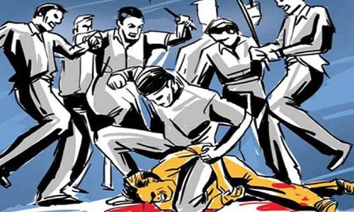 लड़की के परिजनों ने प्रेमी को घर से किया किडनैप, बुरी तरह पीटने के बाद जबरन पिलाया पेशाब