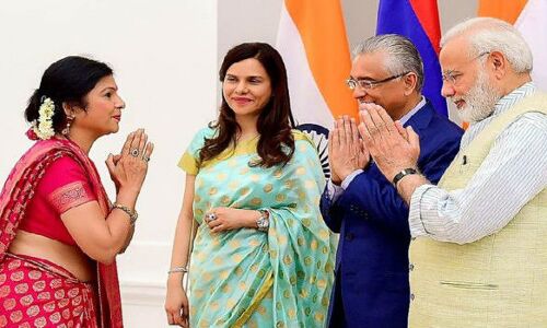 भाजपा का दीवाली गिफ्ट : अनुपम खेर को दिया काजू कतली तो मालिनी अवस्थी को करना पड़ा लड्डू से संतोष