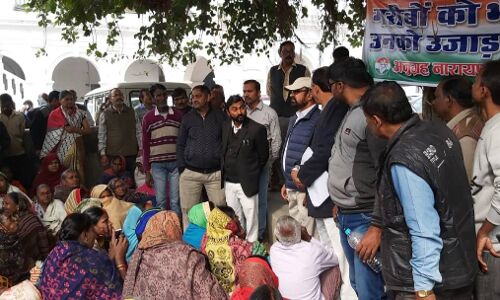 प्रयागराज विकास प्राधिकरण गरीबों को उजाड़ नियम विरूद्ध कर रहा सड़क चौड़ीकरण, विरोध में जिलाधिकारी कार्यालय पर धरना