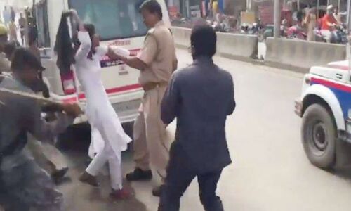 अमित शाह को काला झंडा दिखाने आई लड़कियों को पुलिस ने घसीटकर मारा