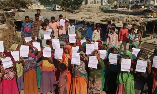 ट्रंप के दौरे से पहले झुग्गियों में रहने वाले 45 परिवारों को घर खाली करने का मिला नोटिस