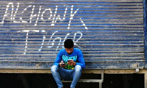 कश्मीर में VPN के जरिए सोशल मीडिया का इस्तेमाल करने वाले लोगों के खिलाफ FIR दर्ज