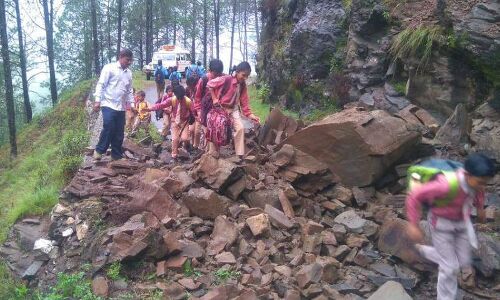 सैलानियो कह दो सरकार से कि हम न आएंगे इन पहाड़ों में