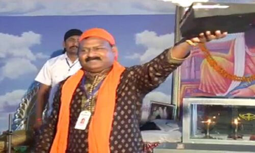 ढोलकी बजाने वाले से ढोंगी बाबा बना कैंडी राजेश 100 करोड़ की ठगी कर हुआ फरार