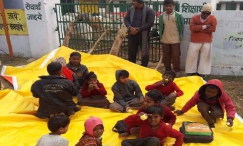 योगी राज में गायें स्कूल में बच्चे स्कूल के बाहर