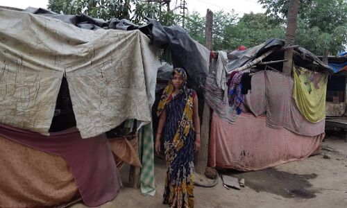 शासन-प्रशासन के आदेश पर उजड़ गया शिब्बन घाट के लोगों का घरौंदा, अब कहां जायें ये गरीब-मजबूर