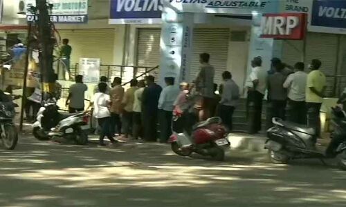 लॉकडाउन में ढील मिलते ही शराब की दुकानों पर उमड़ी भीड़, कहीं चली लाठियां, कहीं लगी लंबी कतारें