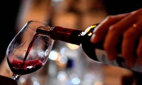 दिल्ली पुलिस के पास आया फोन, पापा शराब पीकर लॉकडाउन का उड़ाते हैं मजाक, जल्दी करो इनका इलाज