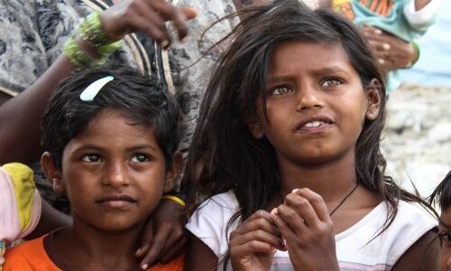 बिहार में भूख से तड़प रहीं अनाथ बहनों ने किया पीएमओ को फोन, तब जागा प्रशासन