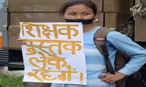 पिथौरागढ़ में शिक्षकों और किताबों के लिए छात्र 21 दिन से आंदोलनरत और भाजपा-कांग्रेस शराब फैक्टरी विवाद में व्यस्त